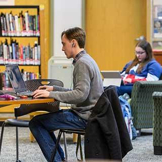 学生s studying in the library